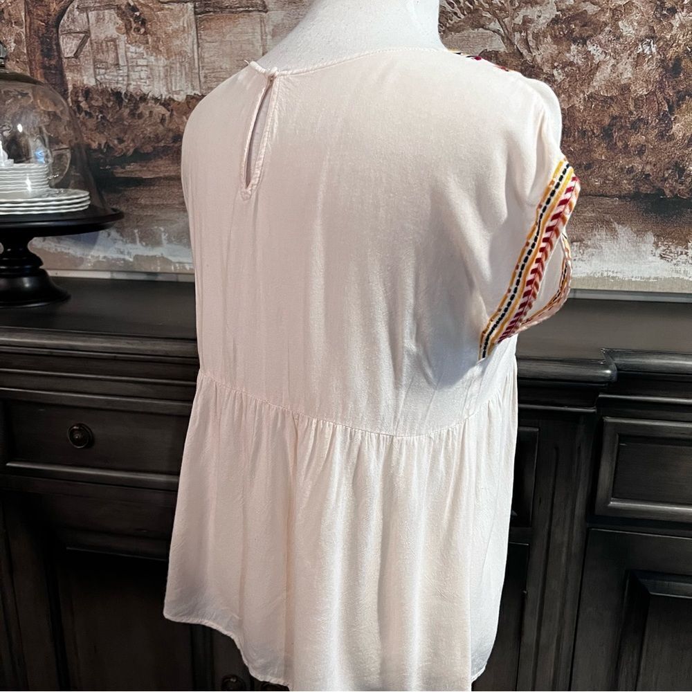 Altar’d State Top Embroidered V-neck size Small - Picture 5 of 7